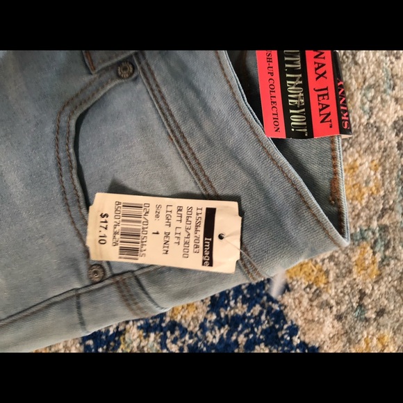 light wash booty lifting jeans! - Picture 2 of 6